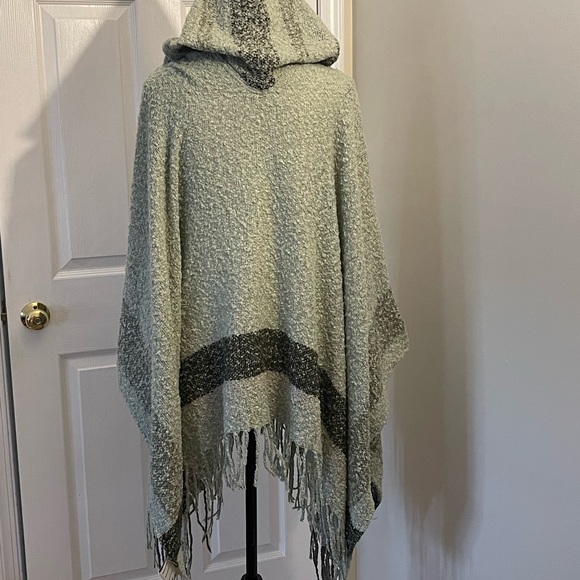 Hooded Poncho - Picture 5 of 5